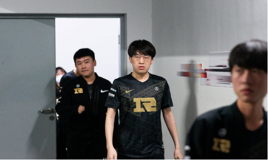 球队板凳深 球队板凳深